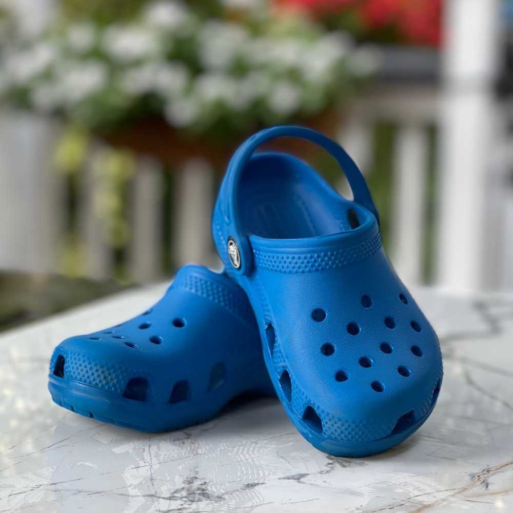 Crocs, Childrens/Toddler/Preschool Size 9. Blue, gently used.